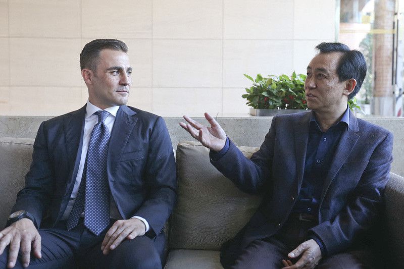 从已经发布的物料来看，作为《小黄人大眼萌》的续篇，《小黄人大眼萌：神偷奶爸前传》延续了幽默、搞怪的风格，小黄人不停地制造麻烦并且和反派进行搏斗